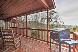 Woodsy Hideaway with Grill and Smoky Mountain Views!