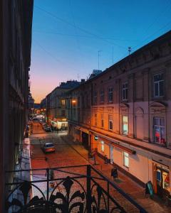 リヴィウにあるLarge & modern flat with balcony in heart of Lvivの夜の街並み