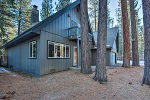 une maison dans les bois avec des arbres dans l'établissement Cozy Mountain Cabin about 7 Mi to Heavenly Ski Resort!, à South Lake Tahoe