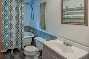 une salle de bain avec toilettes, lavabo et miroir dans l'établissement 7 Mi to Heavenly Ski Resort Cozy Tahoe Cabin, à South Lake Tahoe 20 autres photos