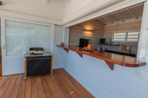 - une cuisine avec un comptoir et une cuisinière dans l'établissement Sunset Lodge, à Bouillante