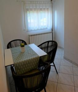 stół z 4 krzesłami i stół z w obiekcie Apartments Gašpar w Crikvenicy