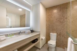 
A bathroom at Holiday Inn - Piura, an IHG Hotel
