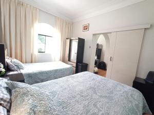 een slaapkamer met twee bedden en een raam bij Lima Real Aparts in Lima