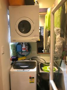 lavadora y lavadora en una caravana en Pryor Haven Chalet Green Retreat in a Lovely Place en Christchurch