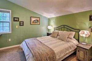 sypialnia z zielonymi ścianami i łóżkiem z dwoma lampami w obiekcie Artists Mtn Retreat 6 Mi to Downtown Asheville! w mieście Asheville