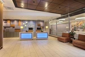 um lobby de um hospital com uma sala de espera em Holiday Inn Express Denver Downtown, an IHG Hotel em Denver