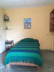 Tempat tidur dalam kamar di A Welcome Break Hostal