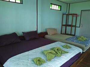 Een bed of bedden in een kamer bij Happy Days Resort