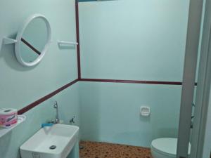 W łazience znajduje się umywalka, toaleta i lustro. w obiekcie Happy Days Resort w mieście Ko Mak