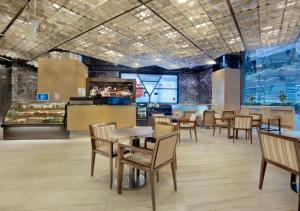 Um restaurante ou outro lugar para comer em The Kowloon Hotel