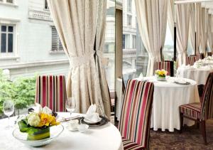 Um restaurante ou outro lugar para comer em The Kowloon Hotel
