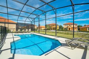 בריכת השחייה שנמצאת ב-Large family friendly Vacation Home, Private Pool, Golf course location, Nr Orlando Disney Parks Florida או באזור