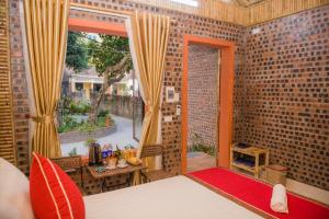 ein Schlafzimmer mit einem Bett und einem großen Fenster in der Unterkunft Tam Coc Three Princess Homestay in Ninh Bình