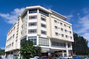 巴科洛德East View Hotel的一栋白色建筑，前面停着汽车