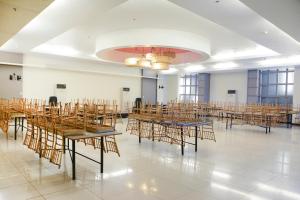 uma grande sala com mesas e cadeiras em East View Hotel em Bacolod