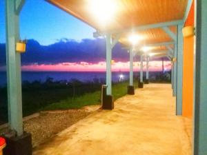 a building with a view of the ocean at dusk at Taitung Sansiantai B&B in Chenggong