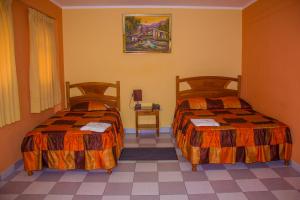pokój hotelowy z 2 łóżkami i stołem w obiekcie Hotel Mi Casa w mieście Ayacucho