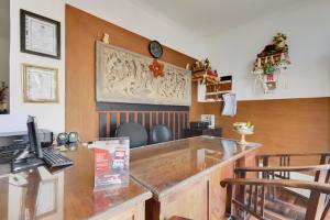 Un lugar para sentarse en RedDoorz near Stadion Kompyang Sujana Bali