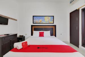 RedDoorz near Stadion Kompyang Sujana Bali tesisinde bir odada yatak veya yataklar