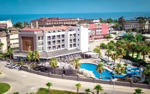The swimming pool at or close to İstanbul Beach Hotel
