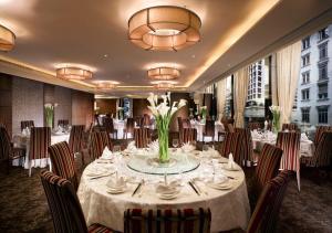 Um restaurante ou outro lugar para comer em The Kowloon Hotel