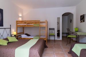 Un ou plusieurs lits superposés dans un hébergement de l'établissement The Originals City, Hôtel Le Village Provençal, Aix-en-Provence Nord (Inter-Hotel)