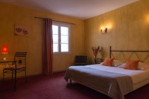 The Originals City, Hôtel Le Village Provençal, Aix-en-Provence Nord (Inter-Hotel)にあるベッド