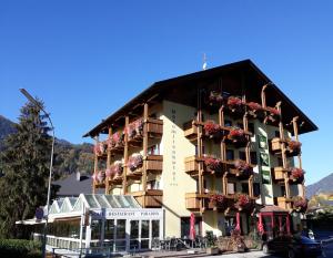 ein Hotel mit Blumen auf der Vorderseite in der Unterkunft Dolomitenhotel Lienz in Lienz