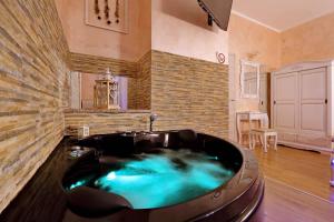 Fotografia z galérie ubytovania Deluxe rooms and Chilling Jacuzzi Suite Guesthouse v Ríme