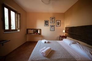 een slaapkamer met een bed met twee handdoeken erop bij Villa Palamara 1868 Apartments in Cefalù +140 foto's