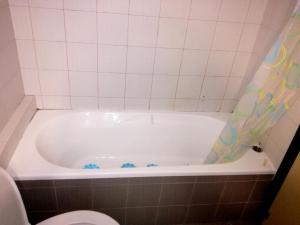 bagno con vasca e servizi igienici di Spacious and Modern Downtown Apartment a Heraklion
