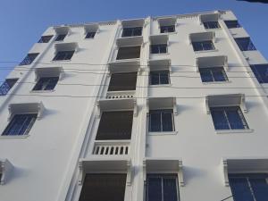 Un bâtiment blanc avec de nombreuses fenêtres dans l'établissement Marya Shelters Limited, à Mombasa