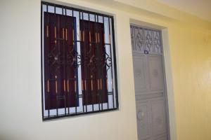 una finestra su un muro accanto a una porta di Marya Shelters Limited a Mombasa