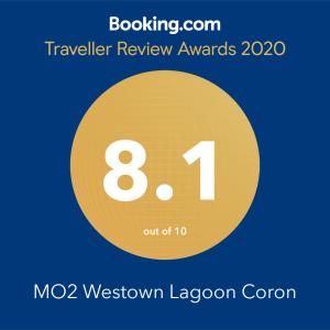żółty okrąg z numerem 8 i nagrodą za ocenę podróży tekstu w obiekcie MO2 Westown Lagoon Coron w mieście Coron