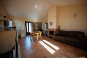 een woonkamer met een bank en een tafel bij Villa Palamara 1868 Apartments in Cefalù