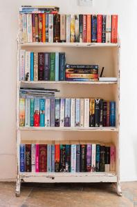 a book shelf filled with lots of books at Gulls Perch in Portloe