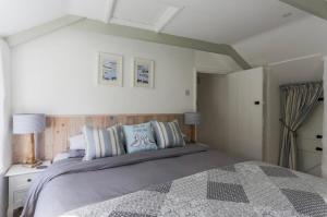 um quarto com uma cama grande num quarto em Gulls Perch em Portloe