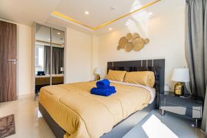 Ένα ή περισσότερα κρεβάτια σε δωμάτιο στο Grand Avenue by Fantasea Beach
