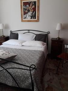 een slaapkamer met een bed met een foto aan de muur bij B&B A spasso per Torino in Turijn