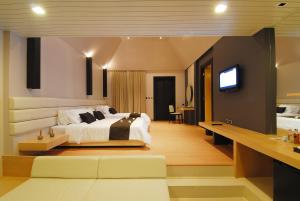 a hotel room with a bed and a television at Long Beach Garden Hotel & Pavilions in North Pattaya