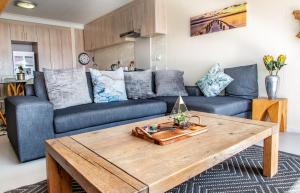 Ruang duduk di Modern Beachfront with swimming pool- 27 Azure, Blouberg, Cape Town