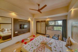 Hotel Ashwin Igatpuri, Pure Veg & Jain Food客房内的一张或多张床位