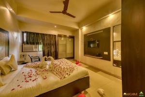 Hotel Ashwin Igatpuri, Pure Veg & Jain Food客房内的一张或多张床位