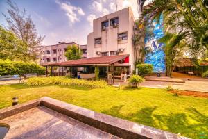 伊加特普里Hotel Ashwin Igatpuri, Pure Veg & Jain Food的一座壁画建筑前的公园