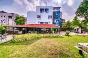 伊加特普里Hotel Ashwin Igatpuri, Pure Veg & Jain Food的前面有公园的建筑