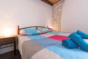 Un dormitorio con una cama con almohadas de colores. en PERLA VRSAR en Vrsar