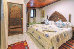 een slaapkamer met een groot bed in een kamer bij Dar Baibou in Chefchaouene