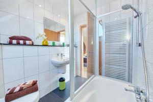 y baño con ducha, aseo y lavamanos. en Weingasthaus Wisser, en Billigheim-Ingenheim