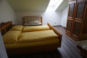 1 dormitorio con 2 camas y ventana en Gölsenhof - Fam. Büchinger, en Wald